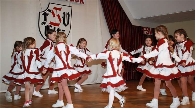 Die Minifunken tanzten sich in die Herzen der närrischen Gäste. TE