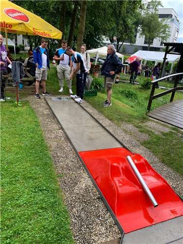 Die Minigolfmannschaft Turnen in Action.