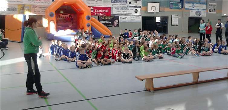 Die Minis-Mannschaften beim Turnier in Bassenheim.privat