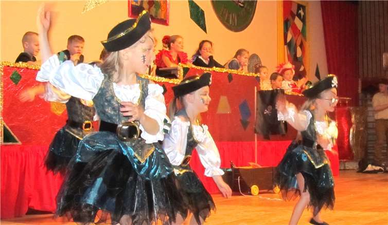 Die Minis aus Stromberg bei ihrem Piratentanz.Fotos: -PS-