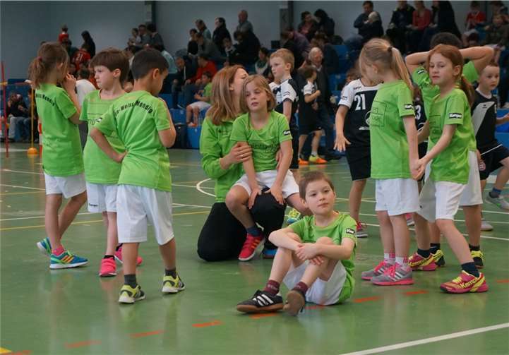 Die Minis des GW-Mendig mit Trainerin Karin Mintenig. privat