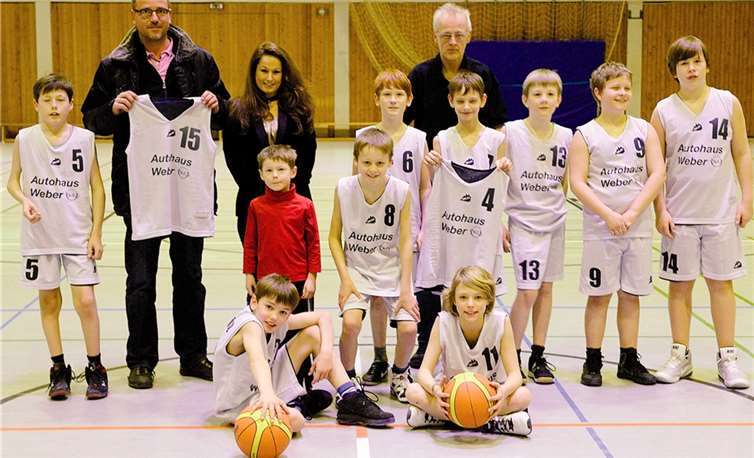 Die Minis freuen sich riesig über die neuen Trikots von Daniel Weber.  Privat