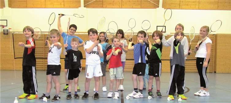 Die Minis haben großen Spaß am Badmintonspiel. privat