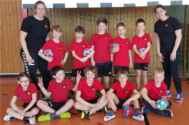 Die Minis hatten viel Spaß beim Turnier und Spielfest zum Saisonabschluss, gemeinsam mit den Trainern Sylvia Sonntag und Carla Alberto.Fotos: privat