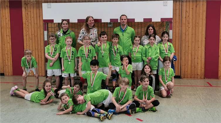 Die Minis mit ihren Trainern nach der Siegerehrung. Foto: privat