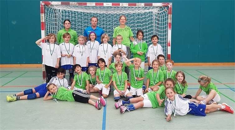 Die Minis mit ihren Trainern nach der Siegerehrung.privat