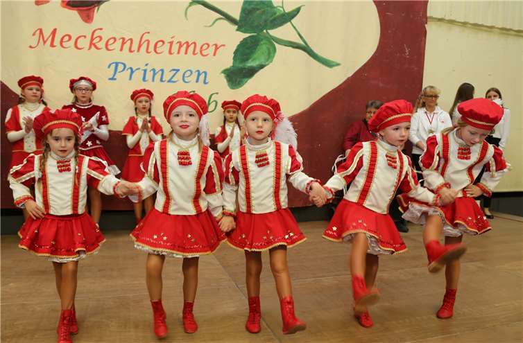 Die Minis vom LKC aus Lüftelberg übernahmendie Rolle des Eisbrechers auf der Bühne