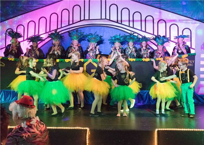 Die Minis von Grün-Gold-Gimmersdorflegten einen gut abgestimmten Tanz hin.