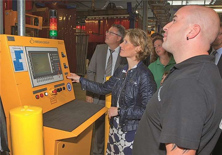 Die Ministerin ließ sich nicht nehmen, selbst einmal Hand anzulegen und eine Hebeanlage zu steuern.