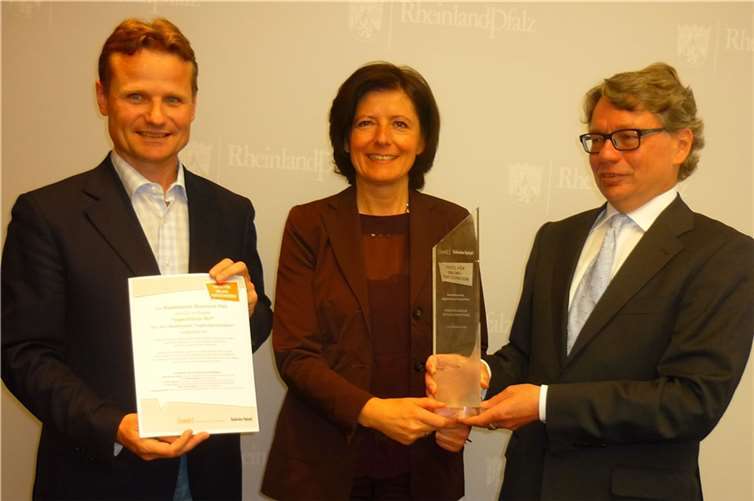 Die Ministerpräsidentin Dreyer mit Christoph Charlier (rechts), dem zuständigen Abteilungsleiter in der Staatskanzlei, und Birger Hartnuß, der das Projekt bei der Leitstelle Ehrenamt und Bürgerbeteiligung betreut. Foto: Staatskanzlei Rheinland-Pfalz