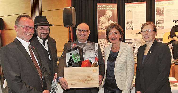 Die Ministerpräsidentin Malu Dreyer und die NGG Bundesvorsitzende Michaela Rosenberger erhielten jeweils eine Kiste mit Leckereien. privat