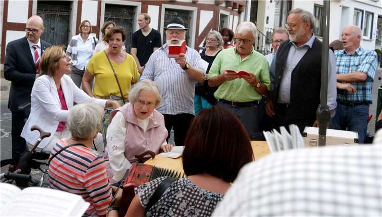 Die Ministerpräsidentin sang beim Chor kräftig mit.