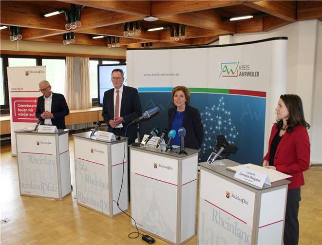 Die Ministerpräsidentin und der Innenminister trafen sich unter anderem mit Landrätin Cornelia Weigand (rechts) sowie den hauptamtlichen Bürgermeistern des Ahrtals, darunter auch Guido Orthen, Bürgermeister von Bad Neuenahr-Ahrweiler (links).