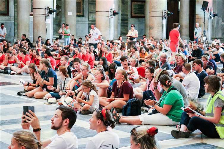 Die Ministrantenromwallfahrt startet mit einem gemeinsamen Gottesdienst in St. Paul vor den Mauern in Rom. Foto: Pressestelle Bistum Trier