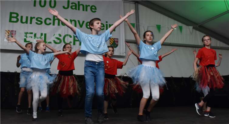 Die Minitanzgarde des Möhnenvereins Ehlscheid begeisterte beim Dorfabend zum Burschenvereinsjubiläum.