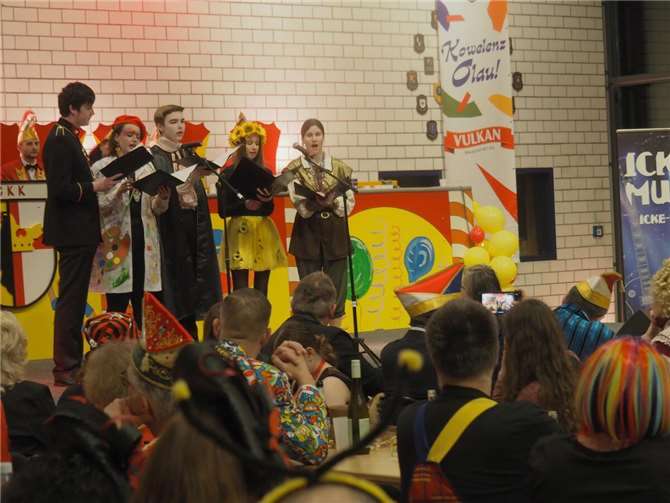 Mit abwechslungsreichem Programm in der Kaserne absolut überzeugt Die Minitary Harmonists auf der Bühne.