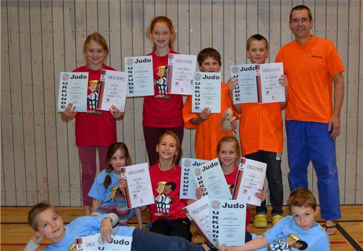 Die Mischung stimmte – alle hatten viel Spaß und Freude am Judo. Trainer Wolfgang Röser mit den neuen Judokas in der Sonnenringhalle. privat