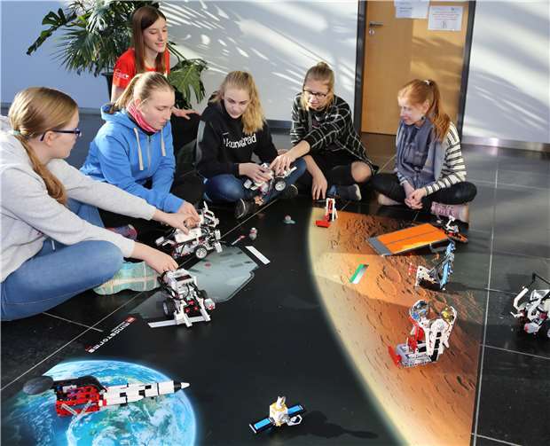 Die „Mission to Mars“-Gruppe ließ die „Robertas“ Gesteinsproben einsammeln. Fotos: Susanne Dröppelmann, RheinAhrCampus Remagen