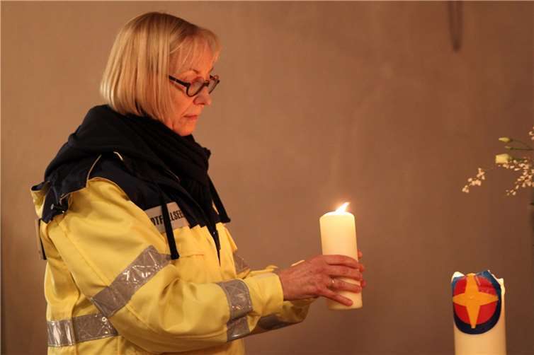 Die Mitarbeitenden der Notfallseelsorge bringen symbolisch die Belastungen vor Gott.