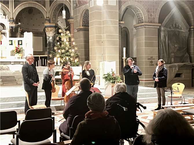 Die Mitarbeitenden der Waschbar, dem Kooperationsprojekt von Caritas, Pfarrei Bad Neuenahr-Ahrweiler und Maltesern, freuten sich, den Gästen Classic mobil mit dem SWR Symphonieorchester präsentieren zu können. Foto: MHD/Felicitas Macku