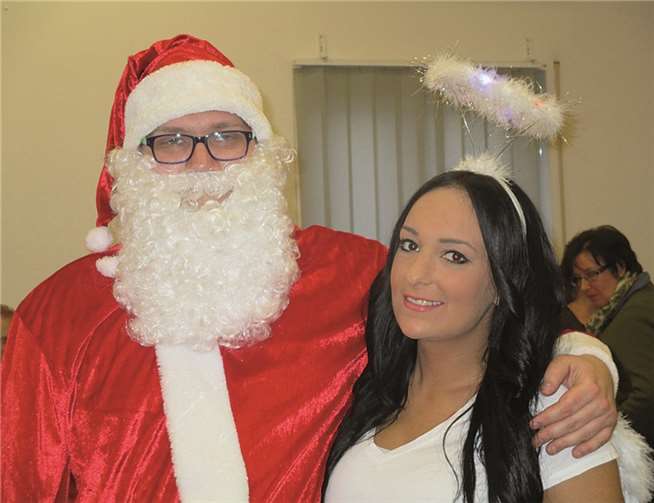 Die Mitarbeiter Max Meurer und Lisa Kehl verkleidet als Weihnachtsmann und Engel.Die Johanniter/ Lisa Reichert