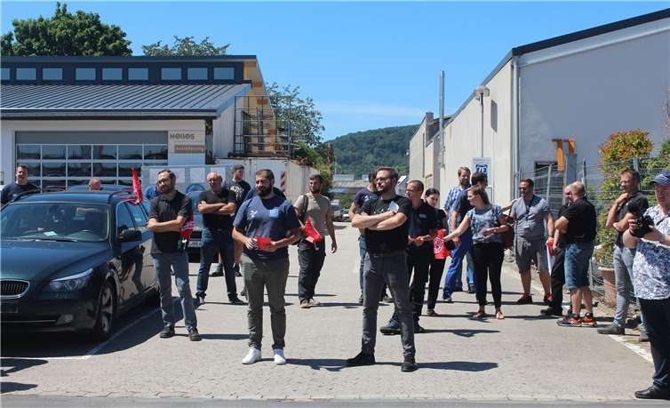 Die Mitarbeiter am Standort ZF Ahrweiler. Fotos: Anna Feuerpeil, IG Metall Neuwied
