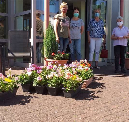 Die Mitarbeiter bepflanzten die Blumehnkästen neu. Foto: