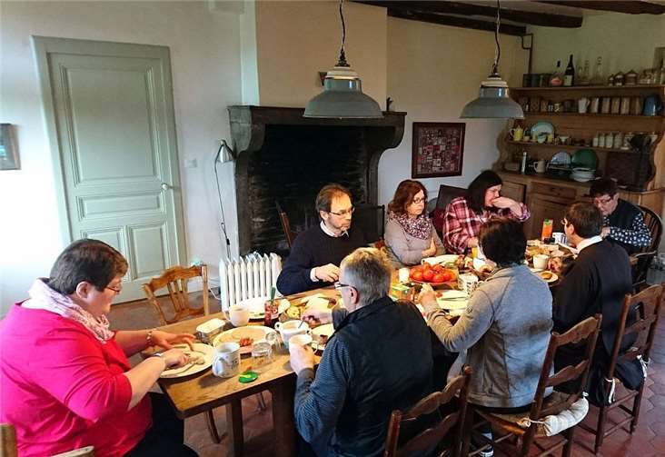 Die Mitarbeiter bezogen für ihre Auszeit vom Alltag ein altes Bauernhaus.  privat