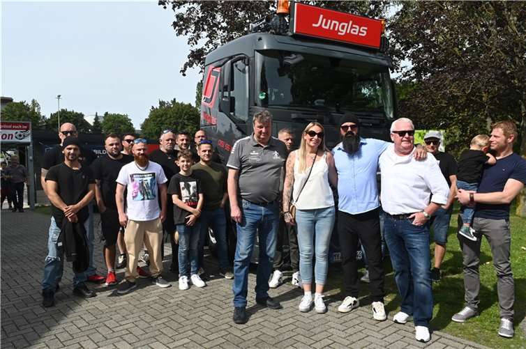 Die Mitarbeiter der Junglas Baumaschinen GmbH präsentierten sich kurz vor dem Anpfiff der Öffentlichkeit.  Foto: SK