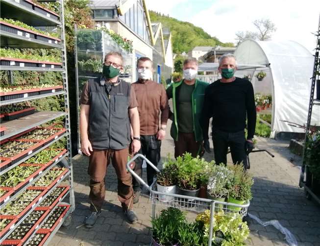 Die Mitarbeiter der Klostergärtnerei Maria Laach übergaben dem Seniorenheim Marienburg Kräuter und Stauden für den Sinnesgarten.Quelle: Seniorenheim Marienburg