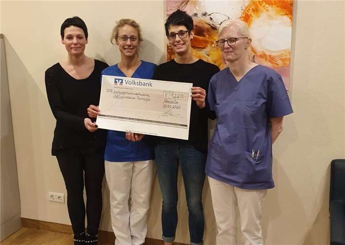 Die Mitarbeiter der Palliativstation freuten sich über die Spende über 1220 Euro. Foto: privat