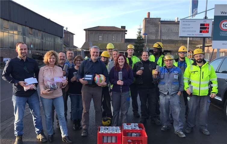 Die Mitarbeiter der RHI Magnesita-Werke haben Pfand auf Kaffeebecher und Flaschen für guten Zweck gesammelt.Foto: privat