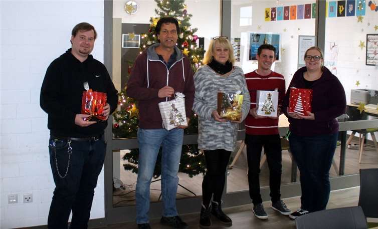 Die Mitarbeiter der Rhein-Mosel-Fachklinik Andernach, Josa Hesse, Thomas Lomp, Michael Steil und Jennifer Völkel (v. l.) freuten sich mit den Bewohnern über den Besuch von Susanne Berger (Bildmitte). Foto: Rhein-Mosel-Fachklinik