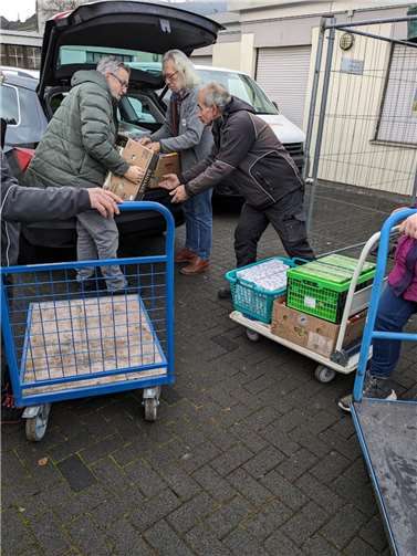 Die Mitarbeiter der Tafel Neuwied sind von montags bis freitags tätig. Montags erfolgt die Auslieferung an ca. 35 Familien.  Fotos: Volker Schölzel