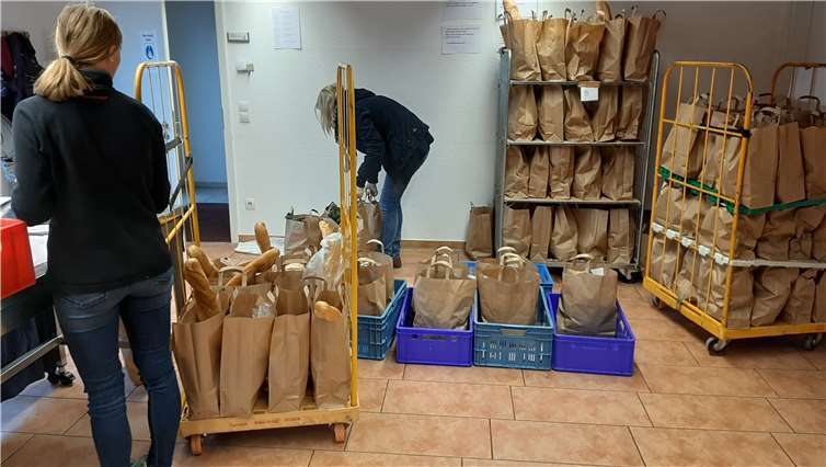 Die Mitarbeiter der Tafel bei der Packung von Lebensmitteltüten.Foto: privat