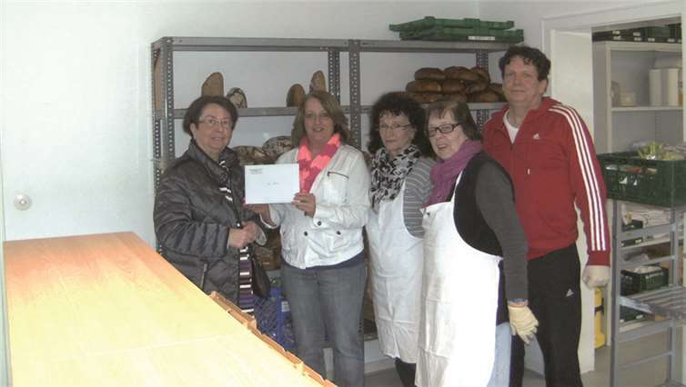 Die Mitarbeiter der Tafel freuten sich über die großzügige Spende, die von Marita Krämer übergeben wurde.privat