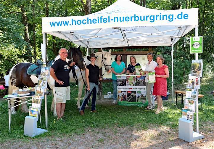 Die Mitarbeiter der Tourist-Informationen konnten viele Wanderer begrüßen.  Foto: Werner Dreschers