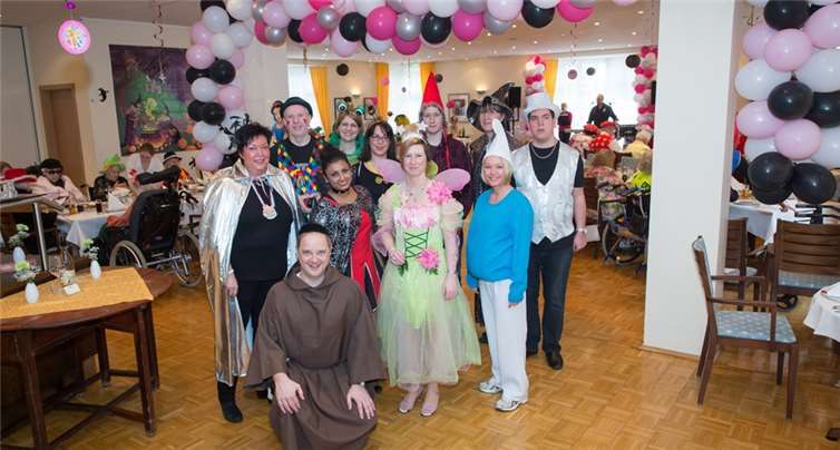 Die Mitarbeiter der Villa Sibilla um Direktorin Ute Kellner-Heister (links) schufen für ihre Gäste ein karnevalistisches Märchenland. Arne Flander Fotografie