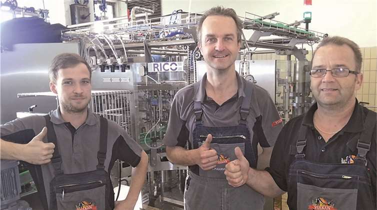Die Mitarbeiter der Vulkan Brauerei, Brauer Romano Pohl, Braumeister Eberhardt Krüppel und Hausmeister Werner Keip, freuen sich über die neue Abfülltechnologie.Privat