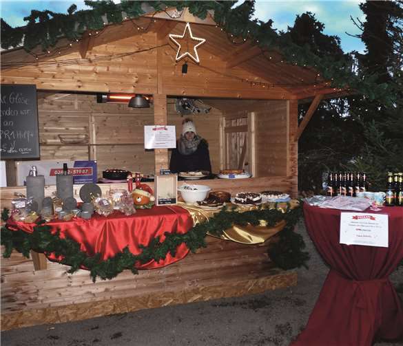 Die Mitarbeiter der Vulkan-Brauerei haben ihr Spendenhäuschen wieder mit selber gebackenen Kuchen und attraktiven Gewinnen ausgestattet. FRE