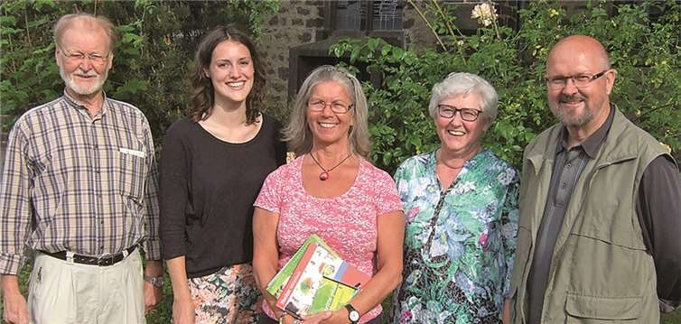 Die Mitarbeiter des Arbeitskreises: (Von links) Franz Leber, Isabell Sonnen, Jutta Schulz von Dratzig, Marlene Fuhrmann und Erwin Unger stimmen sich einvernehmlich bei den Arbeitskreistreffen ab, wer in welchem der Kurse zu unterrichten ist. Wegen des Zustroms weiterer Flüchtlinge werden neue Kurse bald erforderlich werden. privat