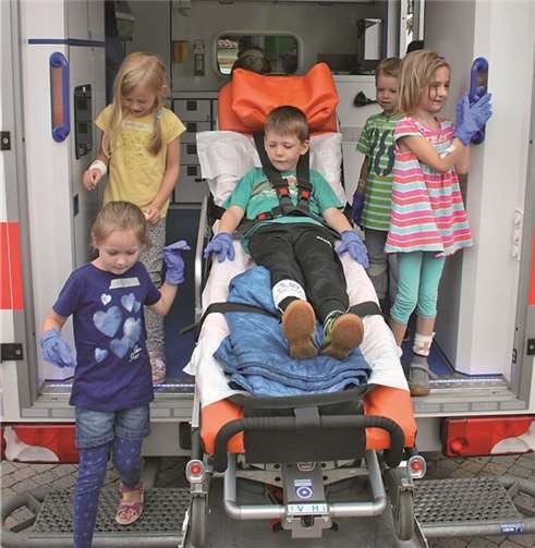 Die Mitarbeiter des DRK stellten sich mit den Vorschulkindern, der Handpuppe PAULA, der Kita-Leiterin, dem Ortsbürgermeister sowie den Vertretern von Sparkasse und LBS gerne zu einem Erinnerungsfoto.