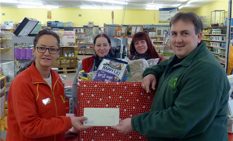 Die Mitarbeiter des Futterhauses in Bendorf übergeben die Spenden an Zoodirektor Mirko Thiel.privat
