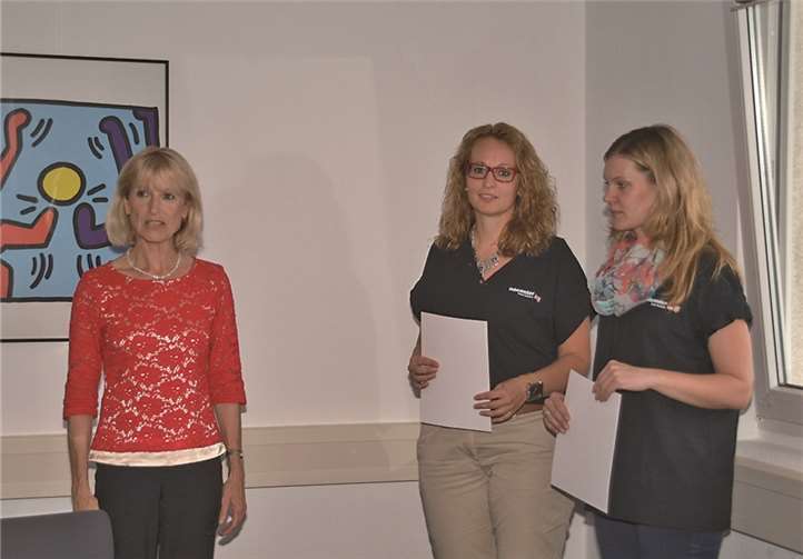 Die Mitarbeiter des Jobcenters setzen sich gerne ehrenamtlich für die Benefizveranstaltung „Warmes von Herzen“ ein. Bürgermeisterin Marie-Theres Hammes-Rosenstein (l.) übergab mit Freude die Urkunden.