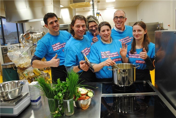 Die Mitarbeiter des Malermeisterbetriebs Klein aus Mendig nahmen mit ihren Chefs am HwK-Workshop „Clever essen im Job“ teil. HwK Koblenz