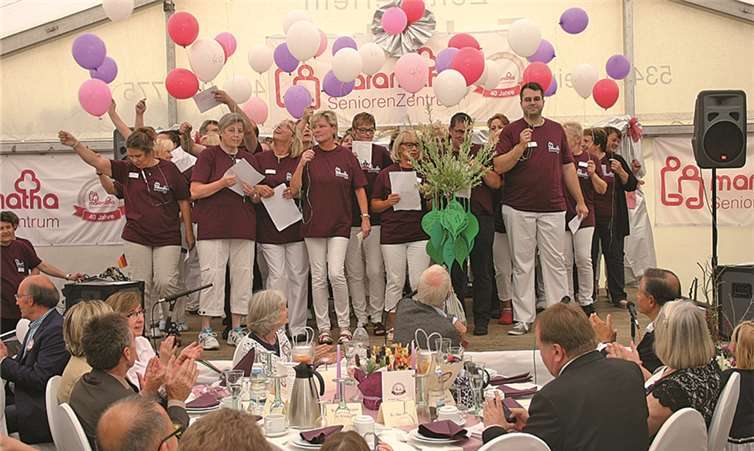 Die Mitarbeiter des Maranatha bei ihrem Geburtstagsständchen