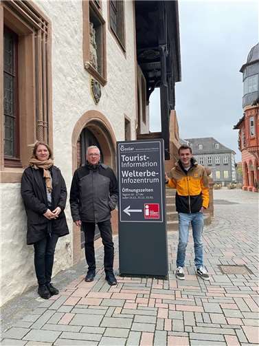 Die Mitarbeiter des Projektbüros freuten sich, Prof. Helmuth Albrecht von der TU Bergakademie Freiberg wiederzusehen, der den Antrag des Mühlsteinreviers fachlich betreut. Zusammen nahm man das neue Welterbe-Infozentrum in Goslar in Augenschein.  Foto: Mühlsteinrevier RheinEifel