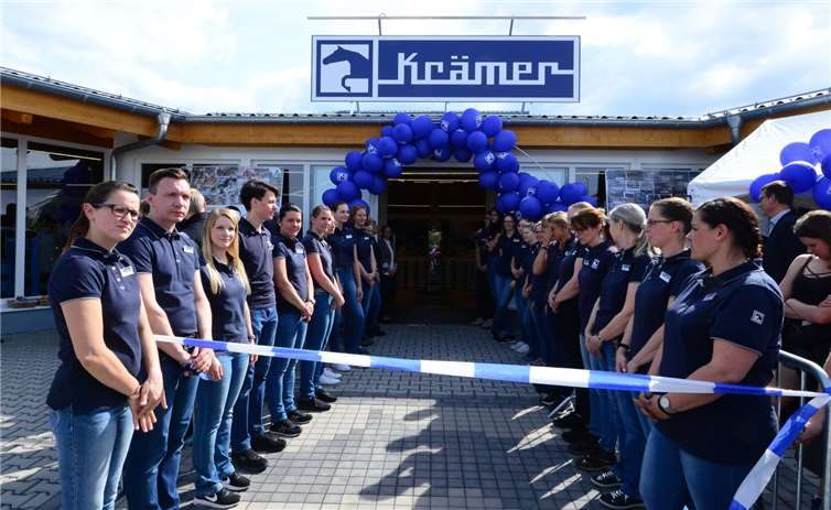 Die Mitarbeiter des Stores in Kettig waren auf den Ansturm gut vorbereitet. Fotos: Udo Stanzlawski