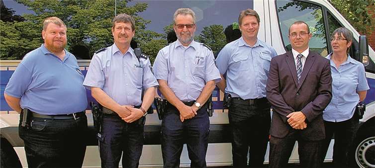 Die Mitarbeiter des städtischen Ordnungsamtes und die Bezirksbeamten der Polizei, die in Meckenheim gemeinsam Streife gehen.LÜ