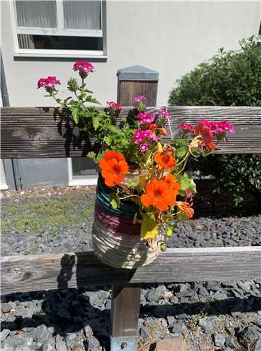 Die Mitarbeiter und Bewohner haben Gartendekorationen hergestellt. wie z.B. dieser Blumenkübel aus einer Dose. Fotos: privat